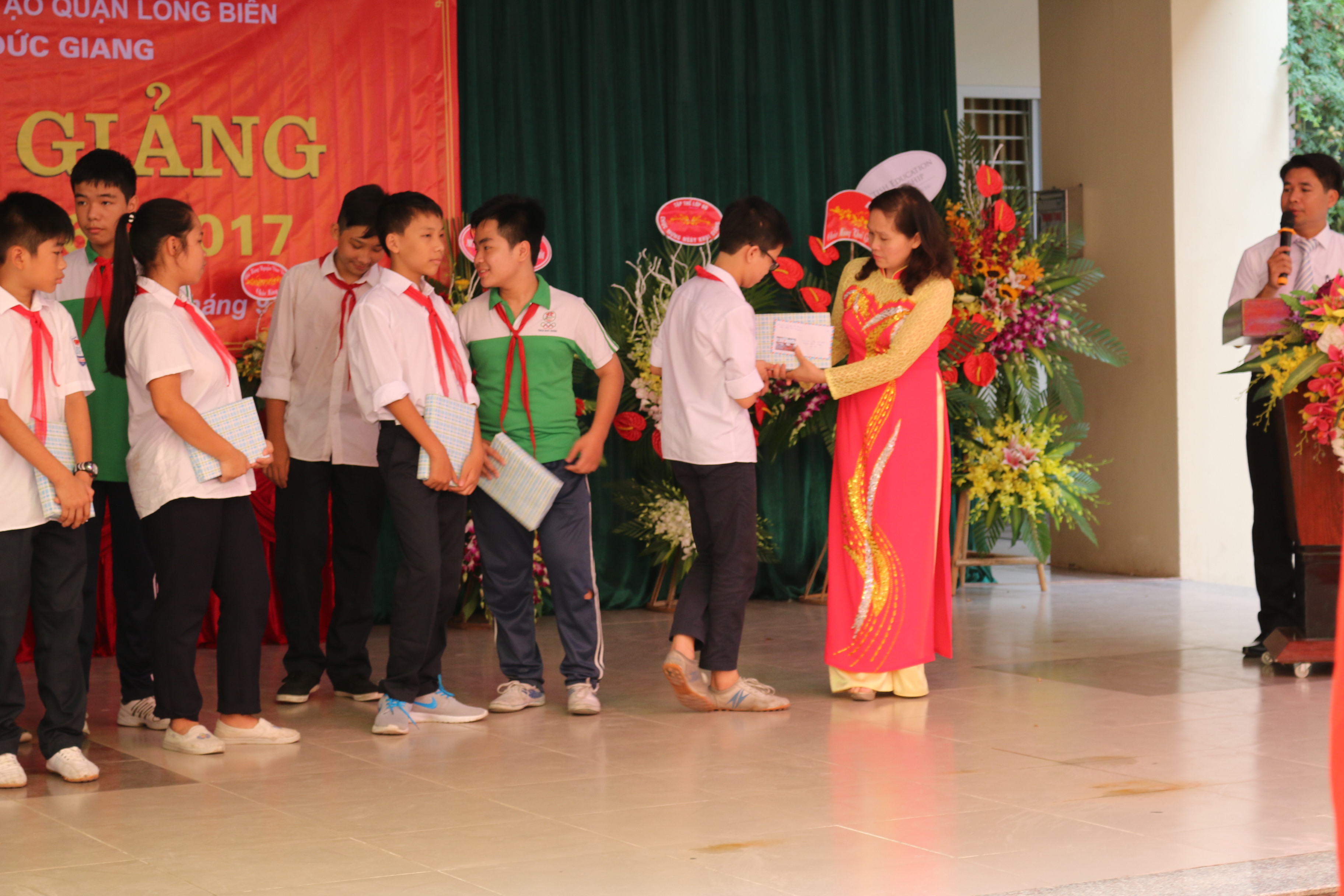 Cô Mai Thị Lan - Hiệu Trưởng nhà trường trao quà cho học sinh trong buổi lễ.JPG
